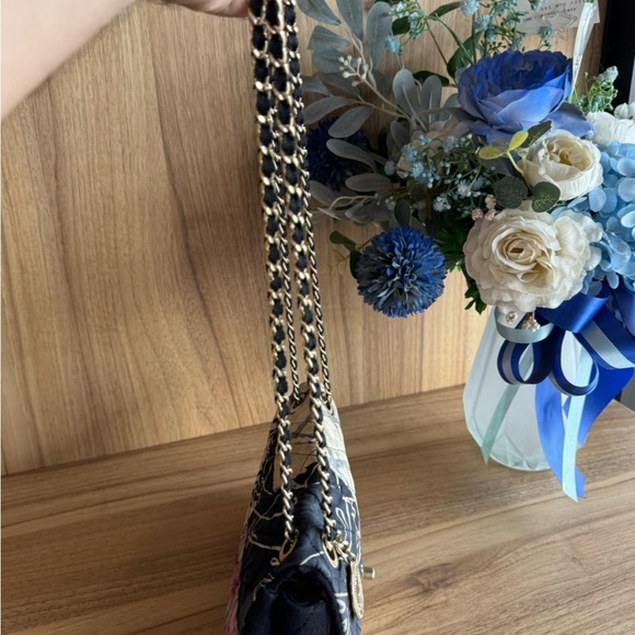 CHANEL Black and Cream Quilted Shoulder Bag with Chain Strap - Picture 4 of 16